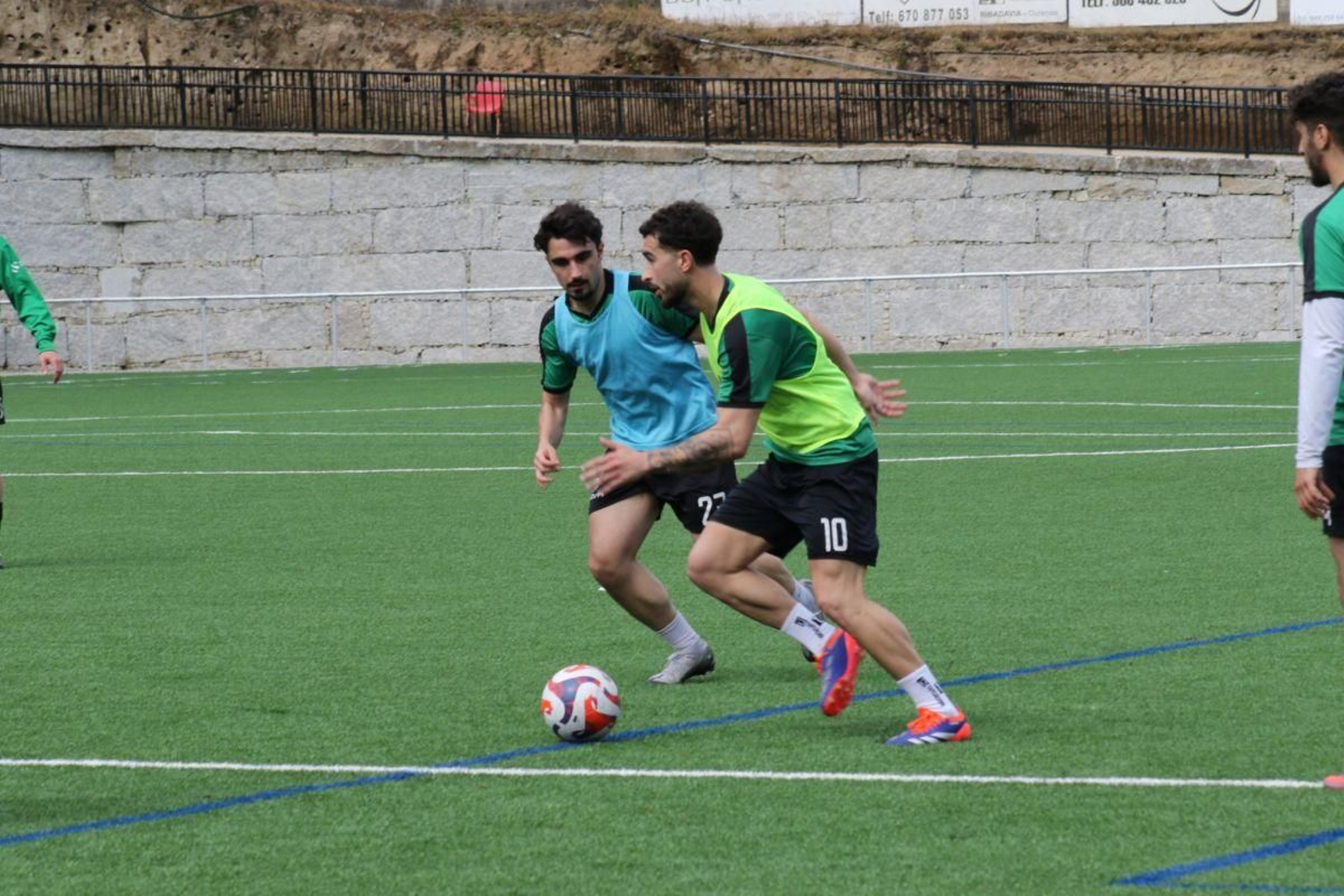 Manu Blanco y Charly, en un entrenamiento en Arnoia.