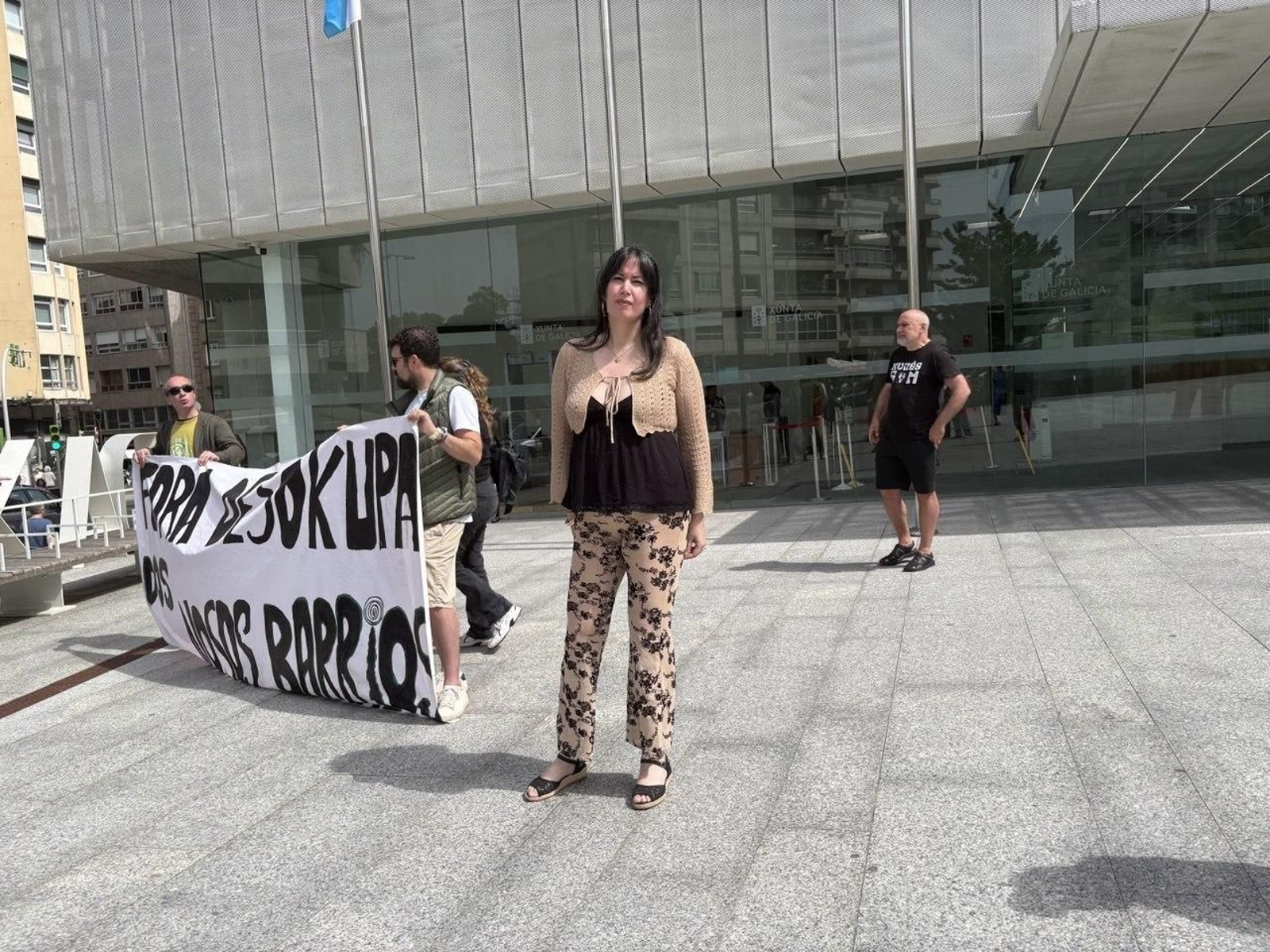 Diana Pereira, la afectada, ayer antes de entrar en juicio, fue respaldada por un grupo de personas.
