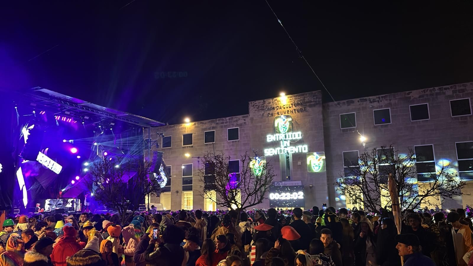 Praza Carlos Casares llena de gente para el petardazo