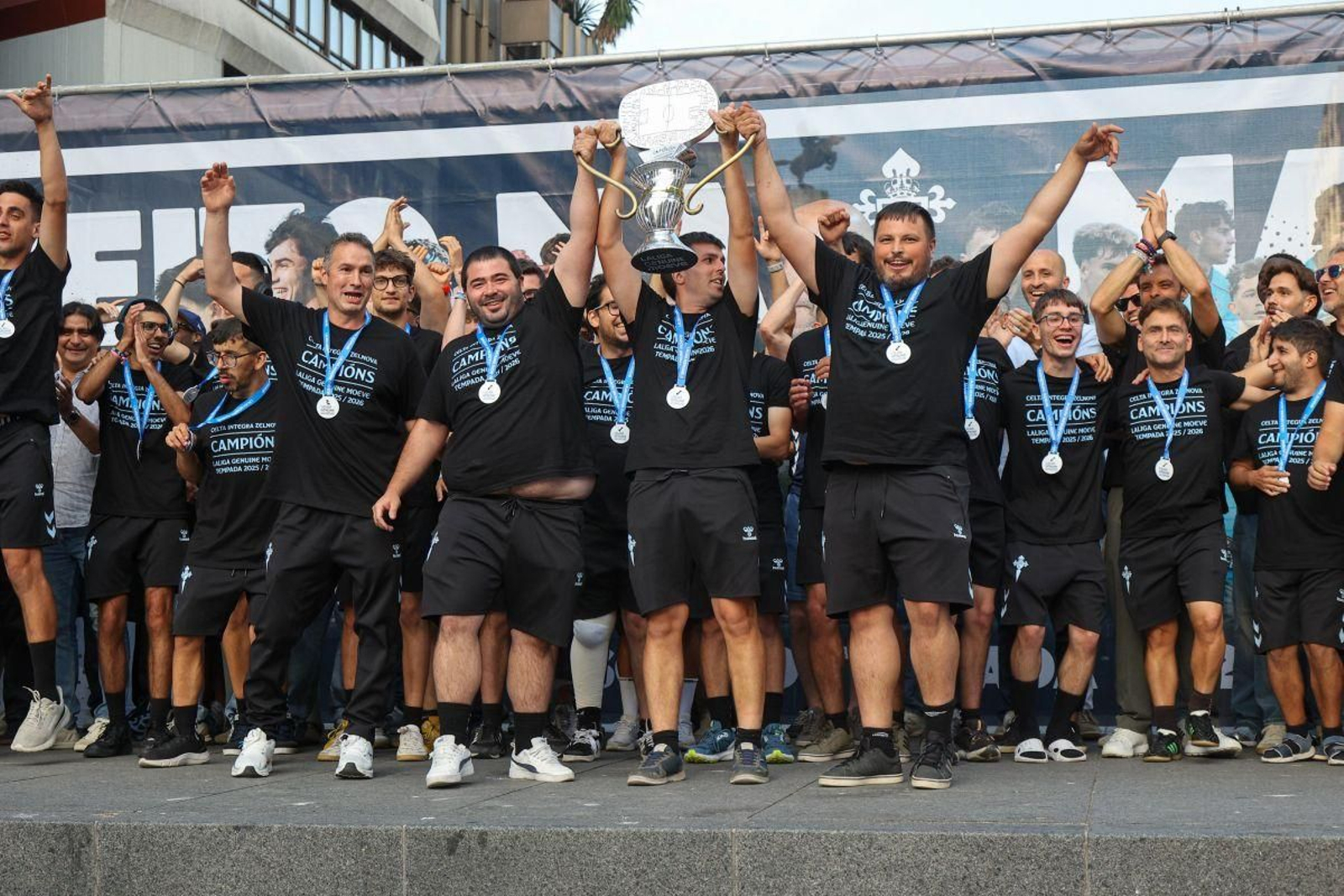 Los jugadores del Celta Integra ofrecieron la Copa de campeones a los aficionados.