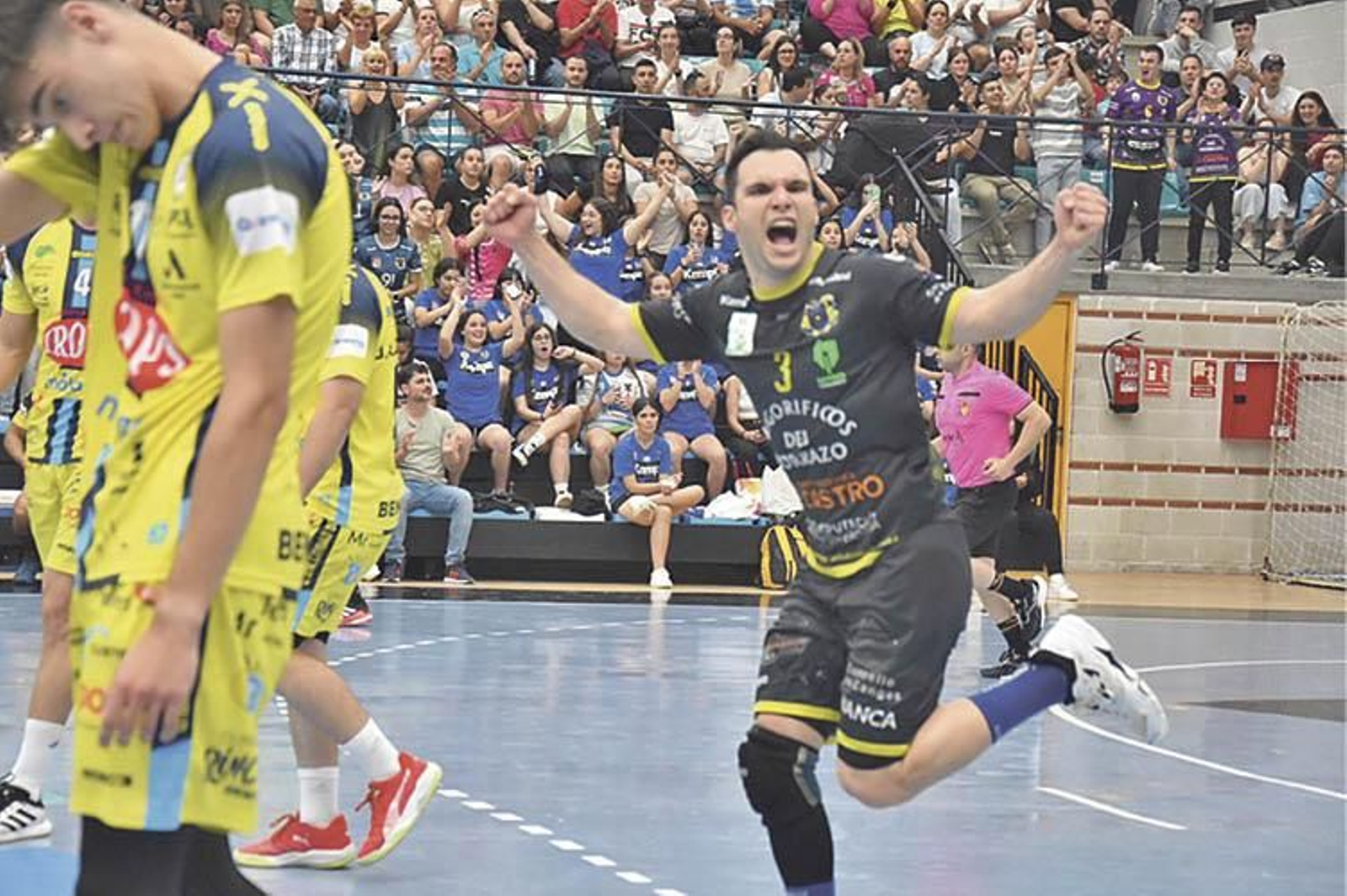 El jugador Moi Simes celebra un tanto en la liga Asobal.