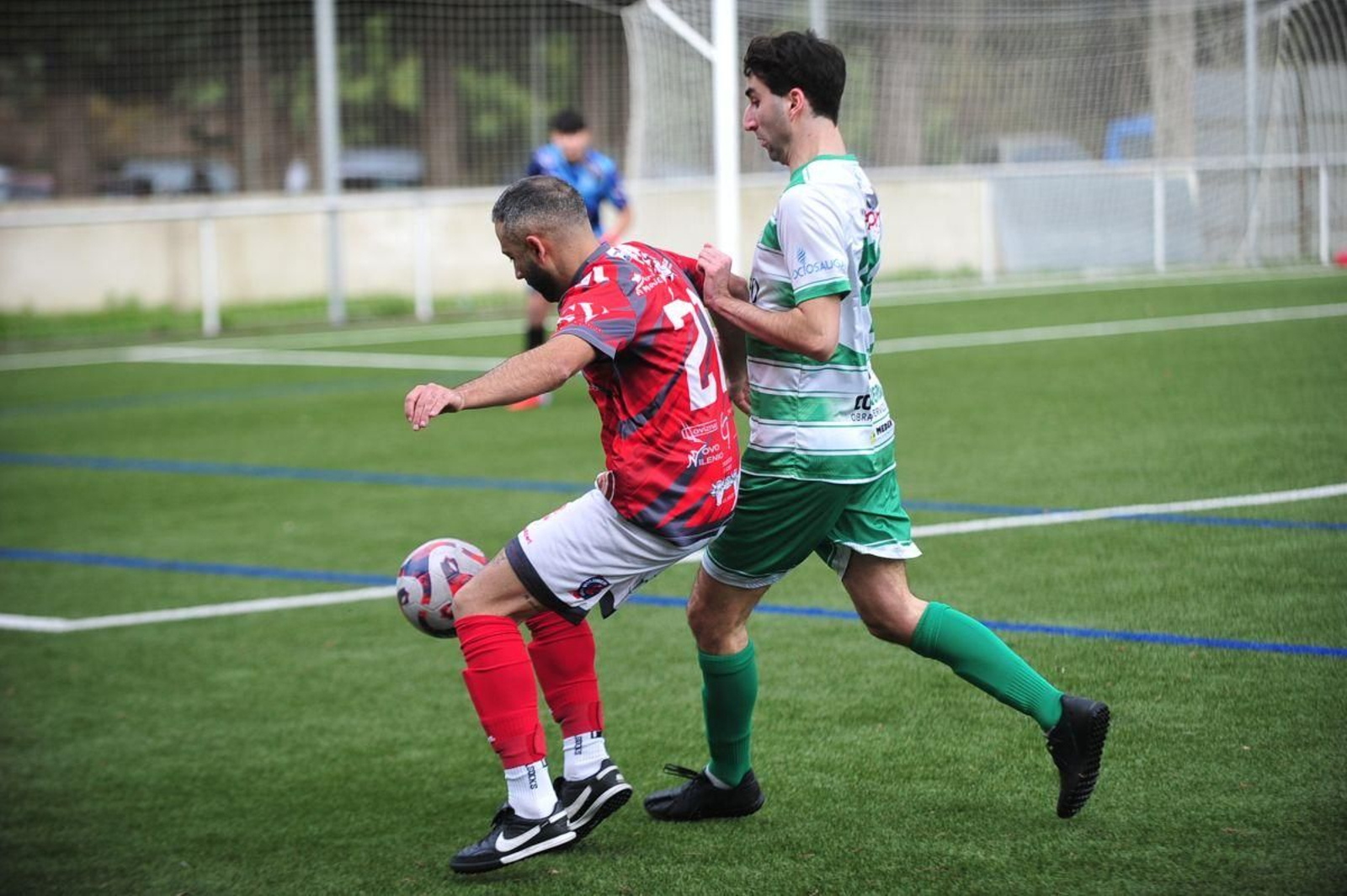 El lateral Lucas, del Peroxa, protege con su cuerpo el balón ante la presión del atacante Juan Mayo, del Melias.