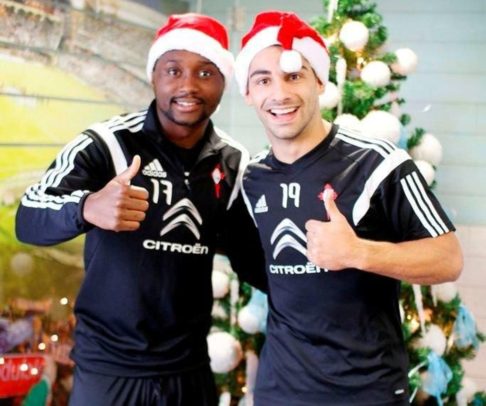 Jonny y Levy Madinda posan junto al árbol de Navidad de A Madroa.