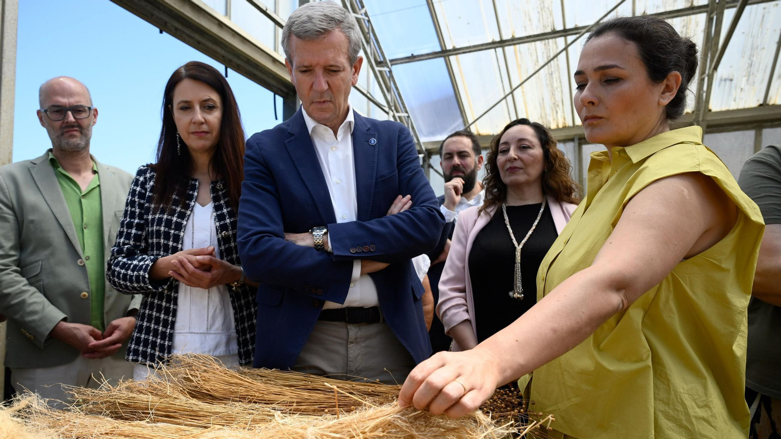 El presidente de la Xunta de Galicia, Alfonso Rueda, y la presidenta de la Fundacioìn Adolfo Domínguez, Adriana Domínguez, visitan el invernadero de lino en el Centro de Experimentación Agroforestal de Guísamo
