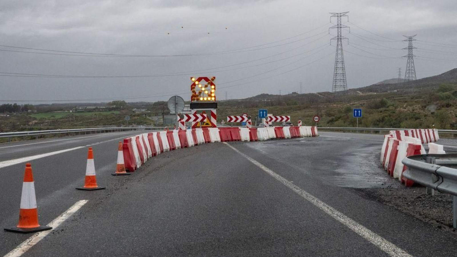 Uno de los desvíos por obras en la A-52.
