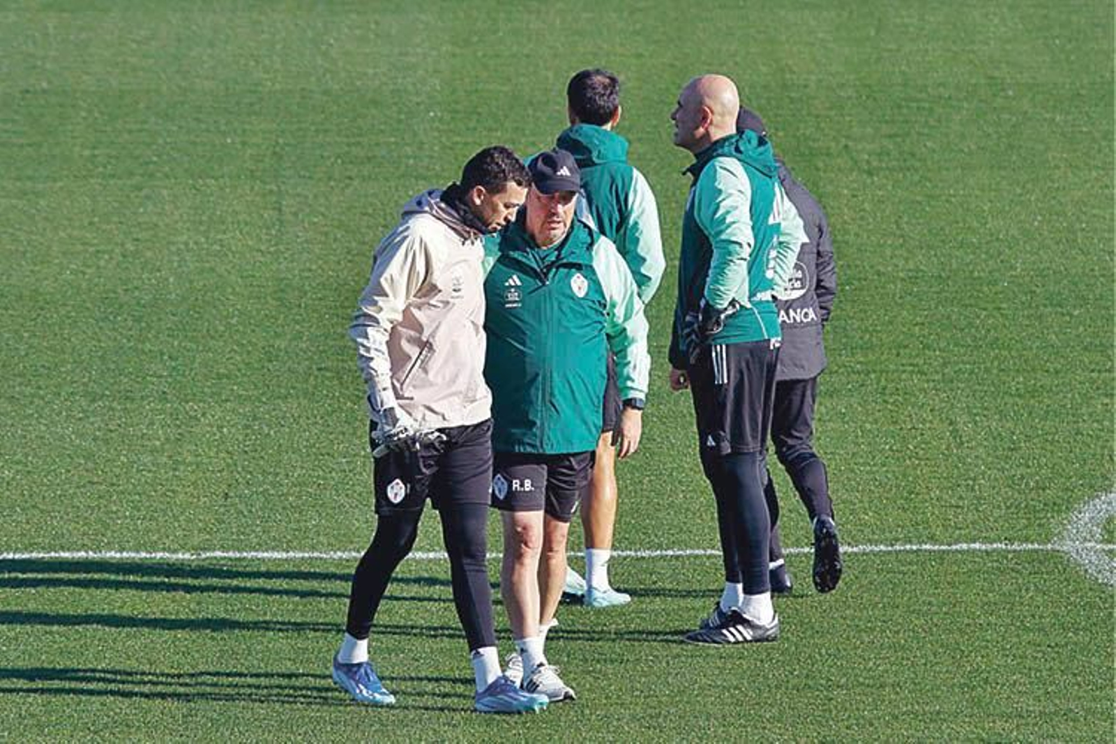 Agustín Marchesín charla con Rafa Benítez ayer.
