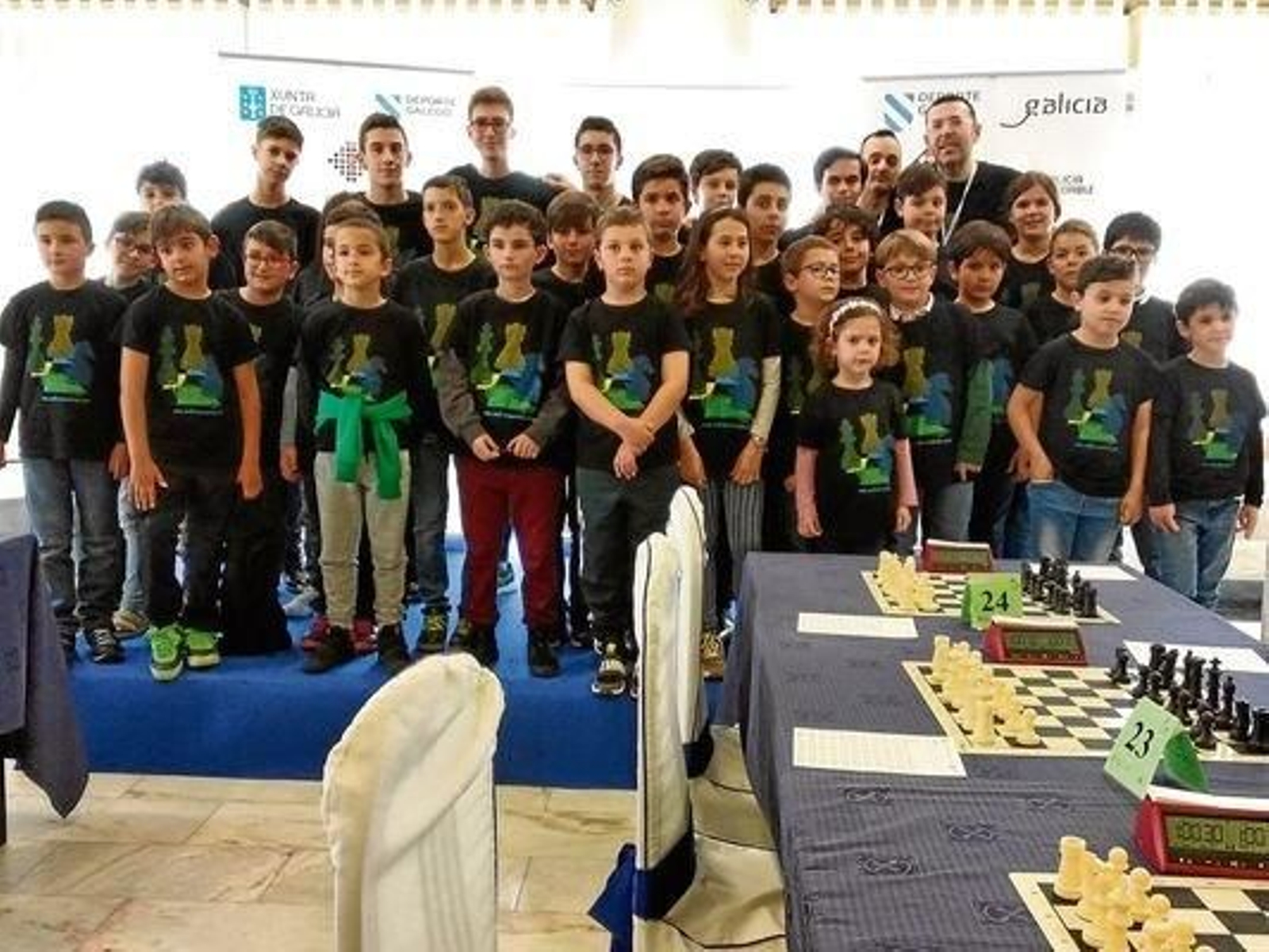 La nutrida presencia del Club Xadrez Ourense en las citas autonómicas desarrolladas durante la Semana Santa en la localidad coruñesa de  Padrón.