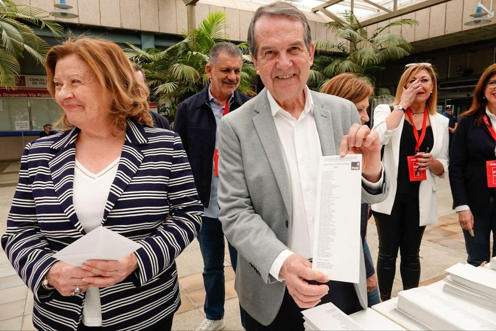 Abel Caballero muestra la papeleta antes de introducir su voto en la urna.