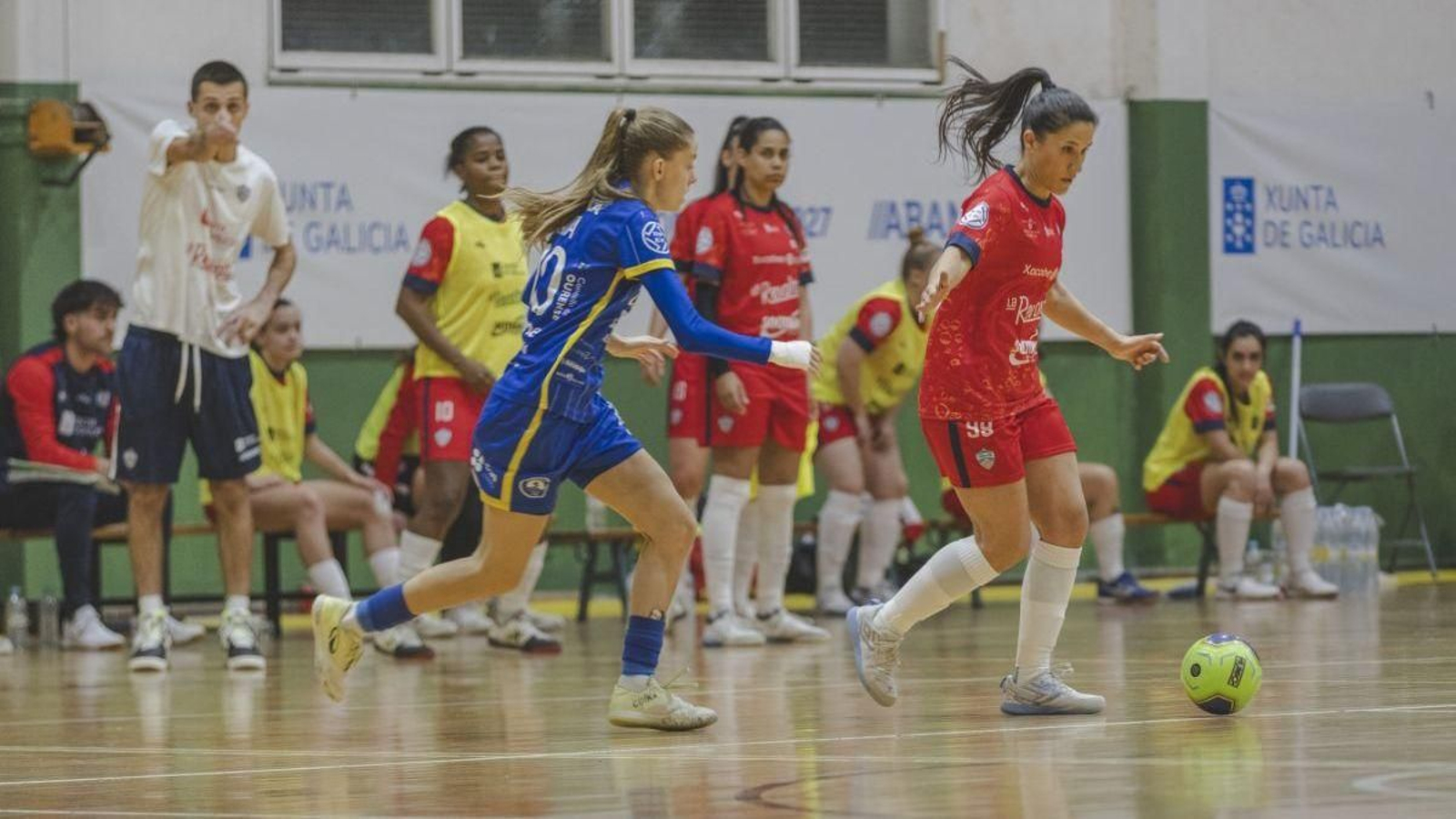 Ontiveros, argentina del Estrela, conduce la pelota ante Cata, brasileña del Ontime.