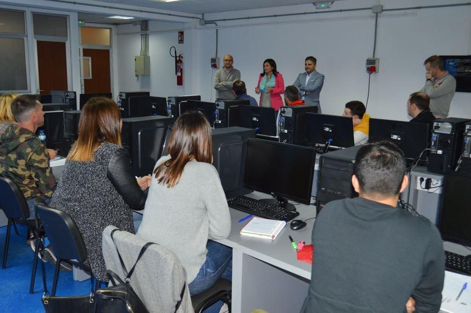Visita de Nidia Arévalo y Óscar Soto a los participantes en el Cuso formativo para Benteler.