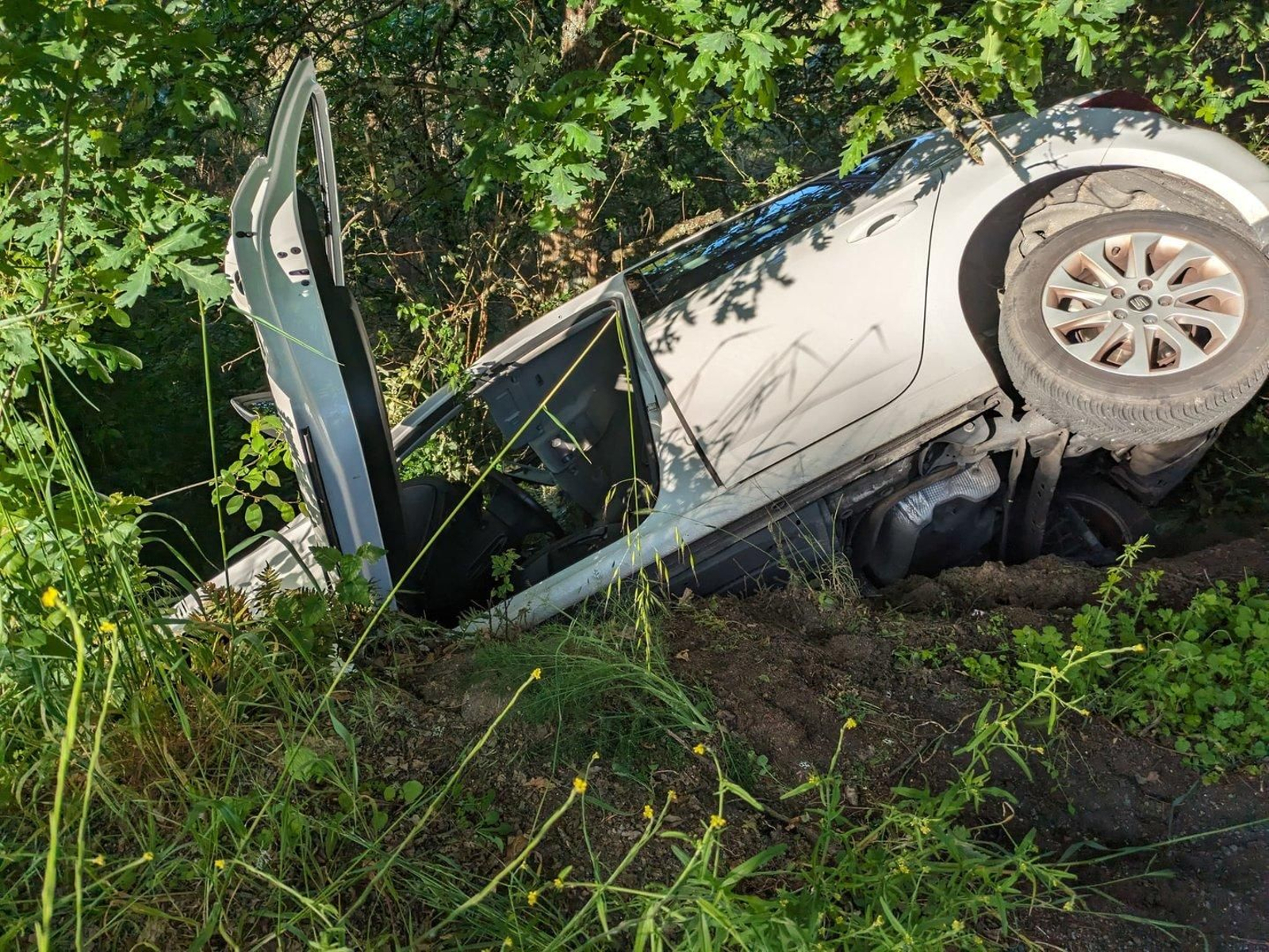 El coche de la joven en el terraplén.