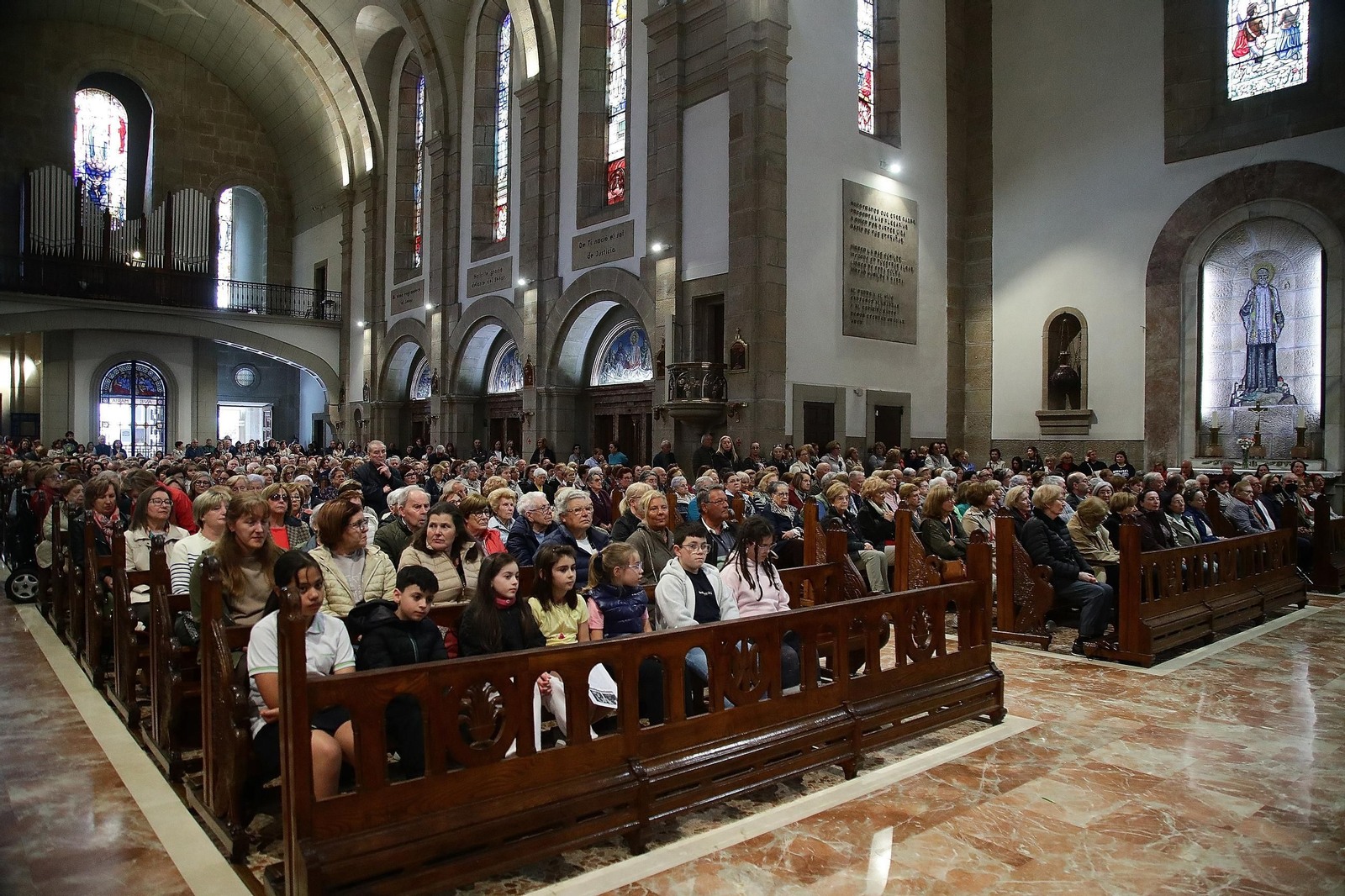 El recogimiento de los niños durante la eucaristía demuestra que el fervor por la Virgen de Fátima sigue muy vivo