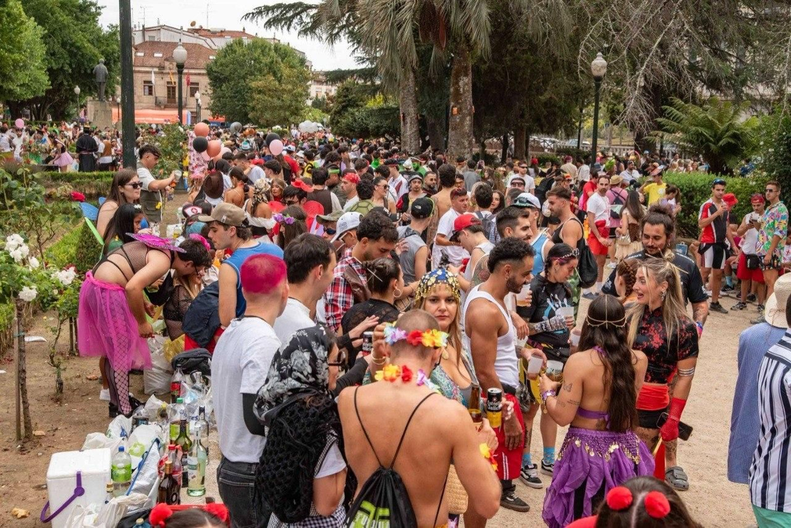 Galería | Coloridos disfraces visten las calles de Redondela
