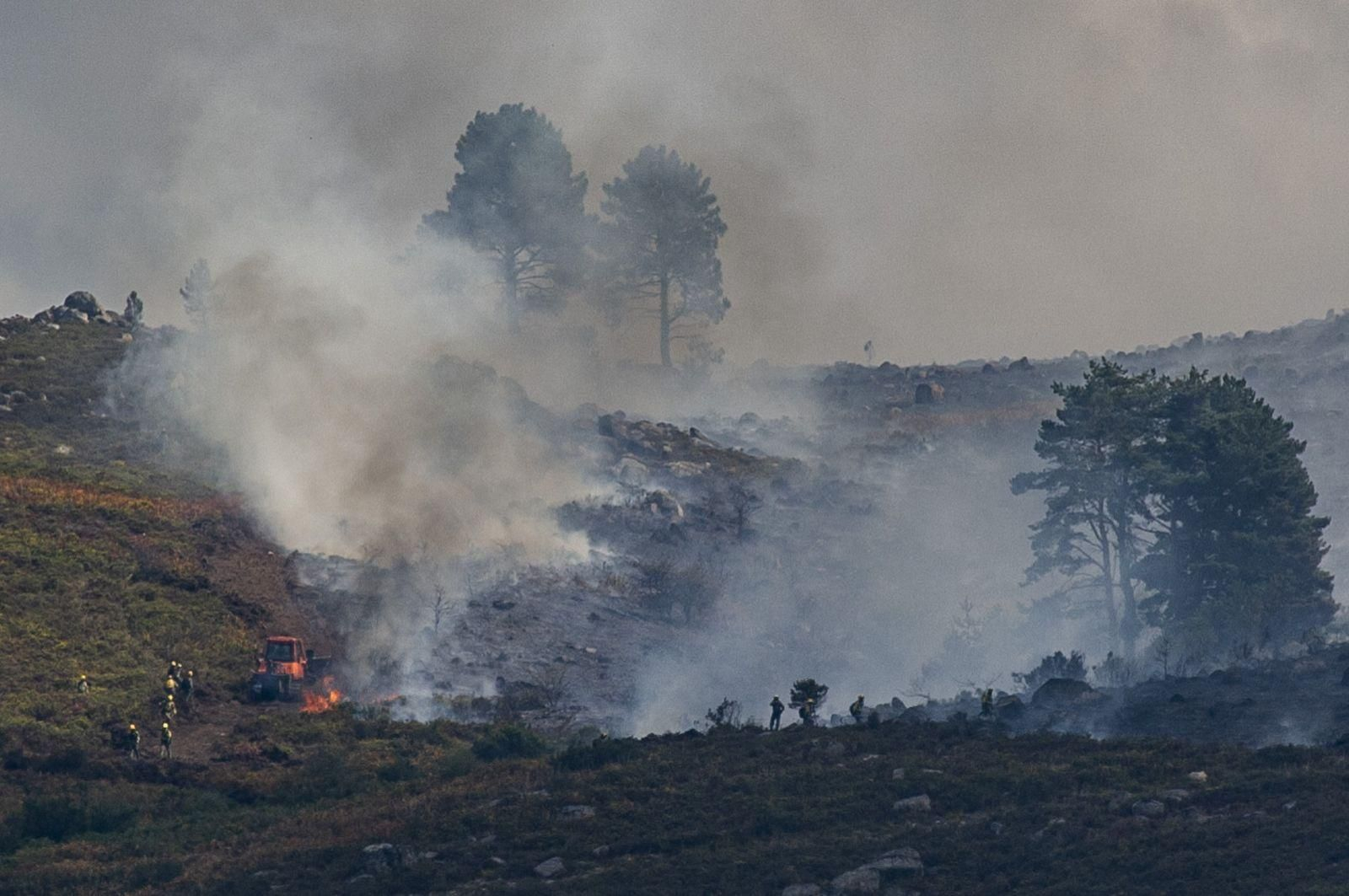 Las llamas arrasan el parque natural del Xurés // FOTO: MARTIÑO PINAL