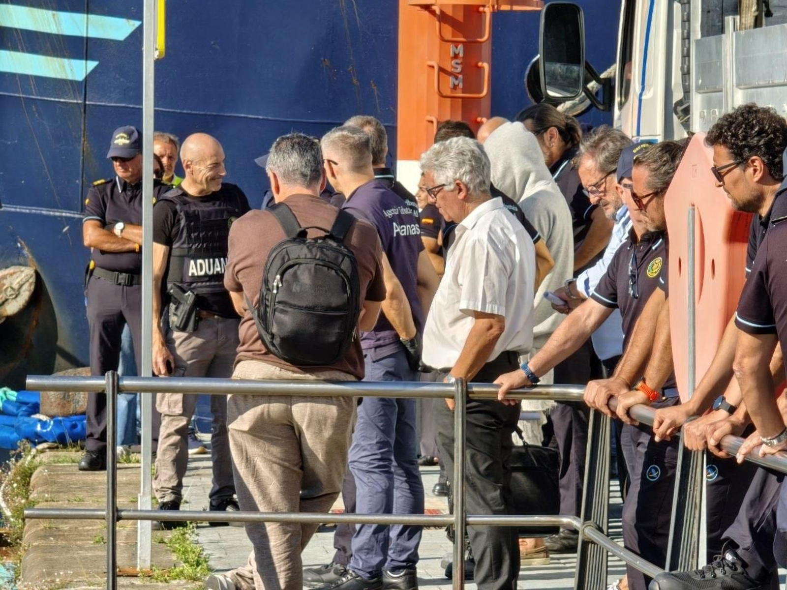 Agentes de Aduanas con los detenidos.