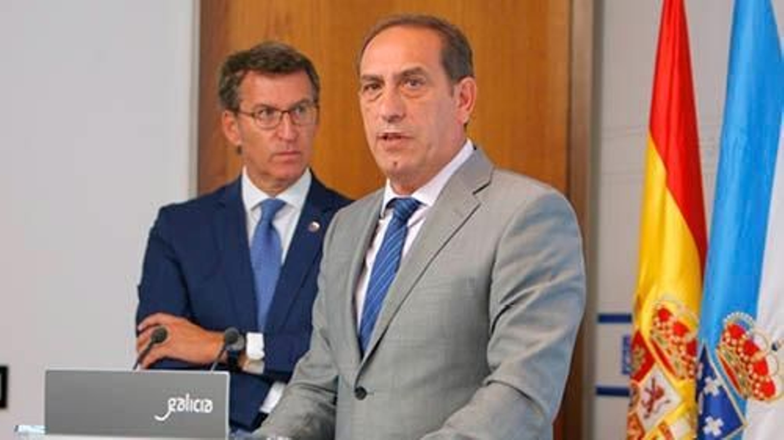 Feijóo y Valeriano Martínez, en una rueda de prensa.