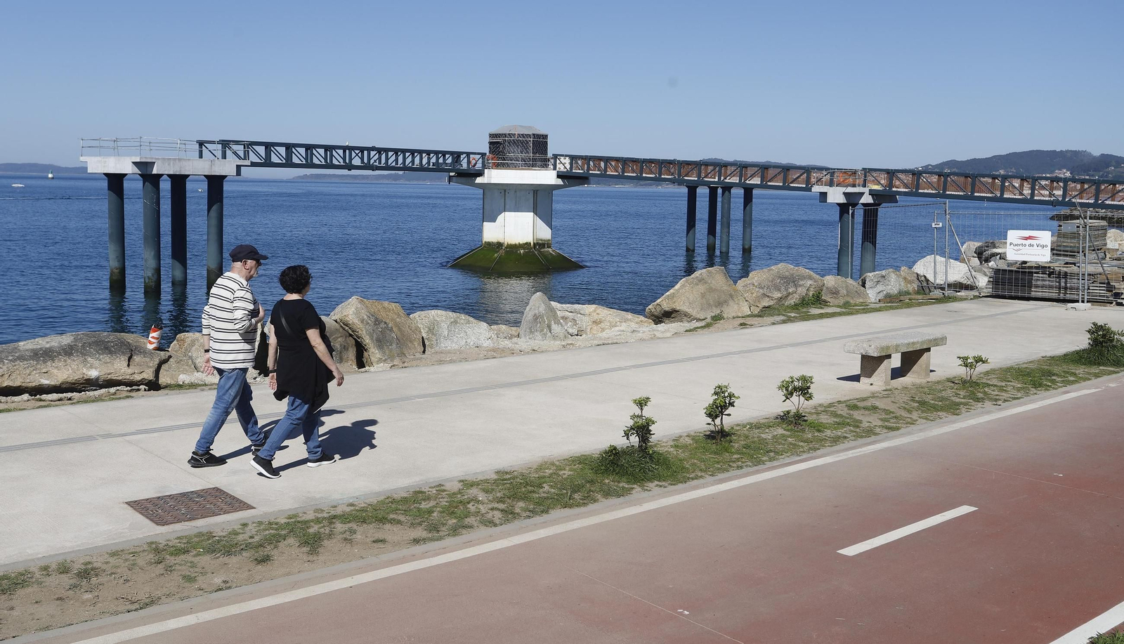 De paseo por Peiraos do Solpor, en Bouzas, a casi 30 grados. La instalación se encuentra cerca de su finalización.