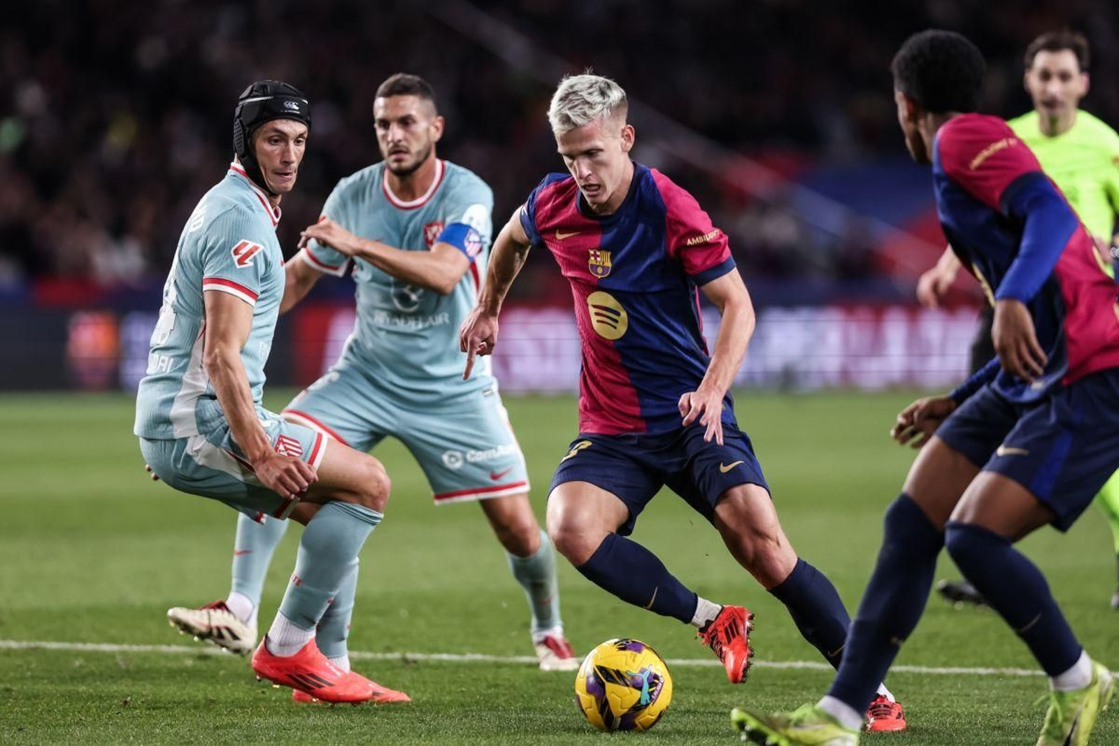 El jugador del Barcelona, Dani Olmo, recorta a Le Normand en el partido ante el Atlético de Madrid.