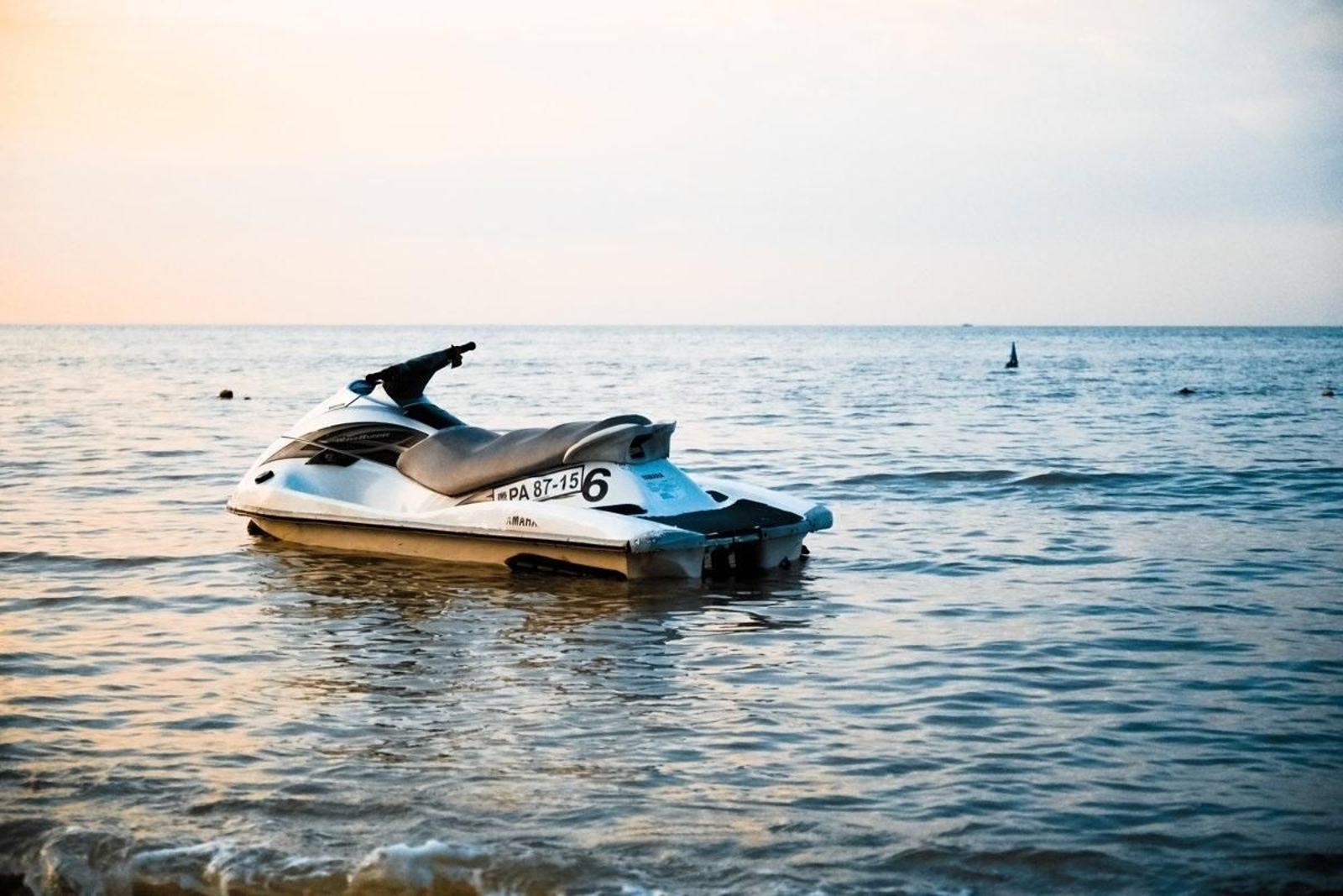 Una moto de agua en una playa.