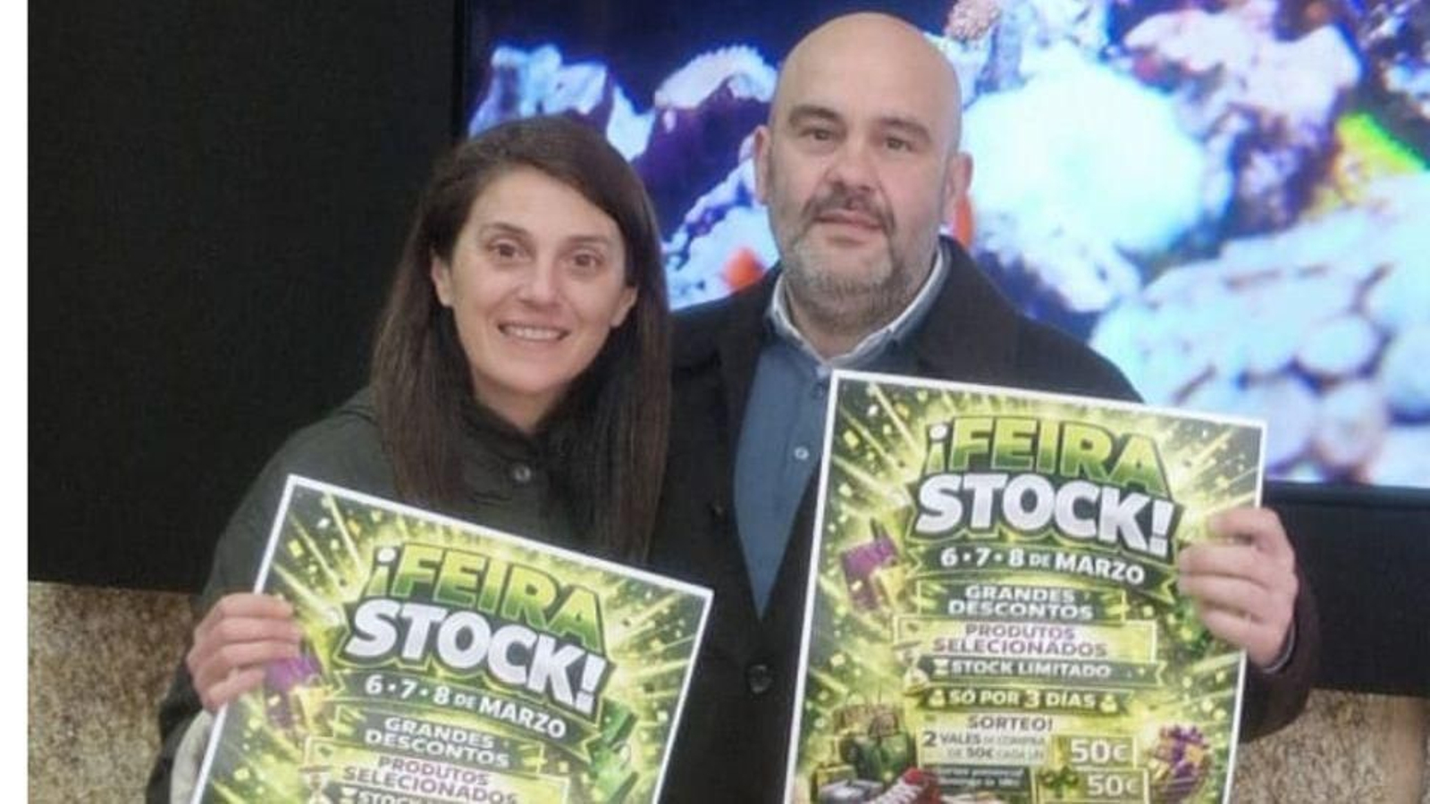 Noelia Mares y Julián Garriga con el cartel de la feria.