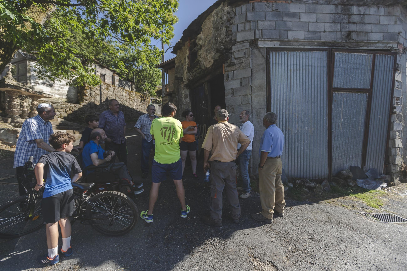 Galería | La huella del desastre dejado por la riada en A Bouza y acentuado por la parálisis, en fotos
