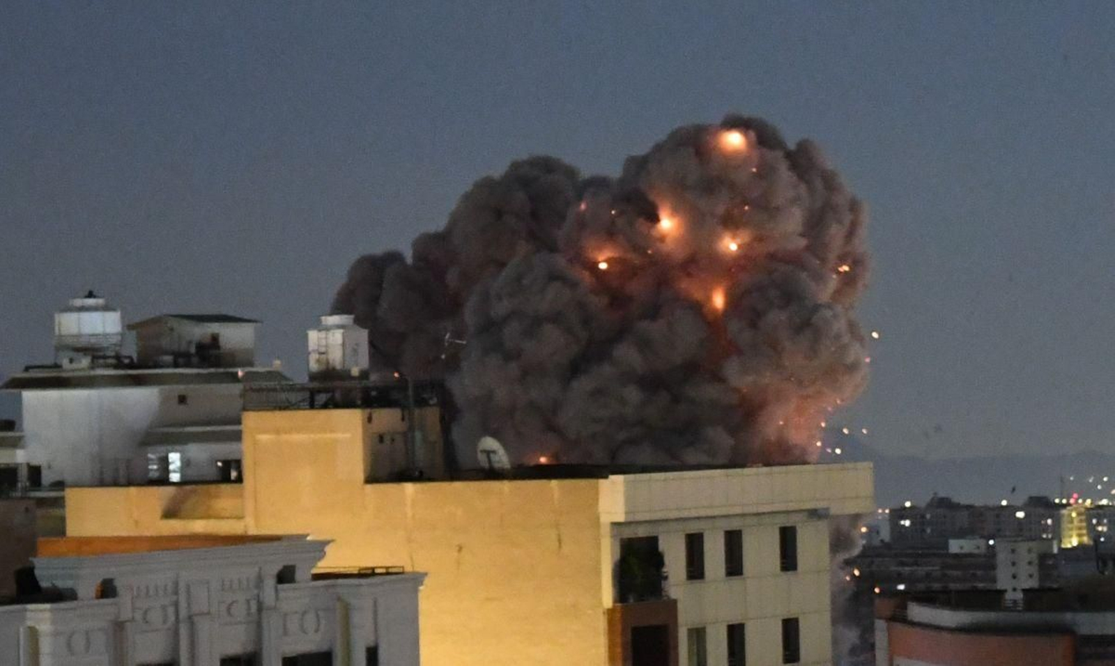 Edificio bombardeado en Teherán el pasado lunes por la noche.