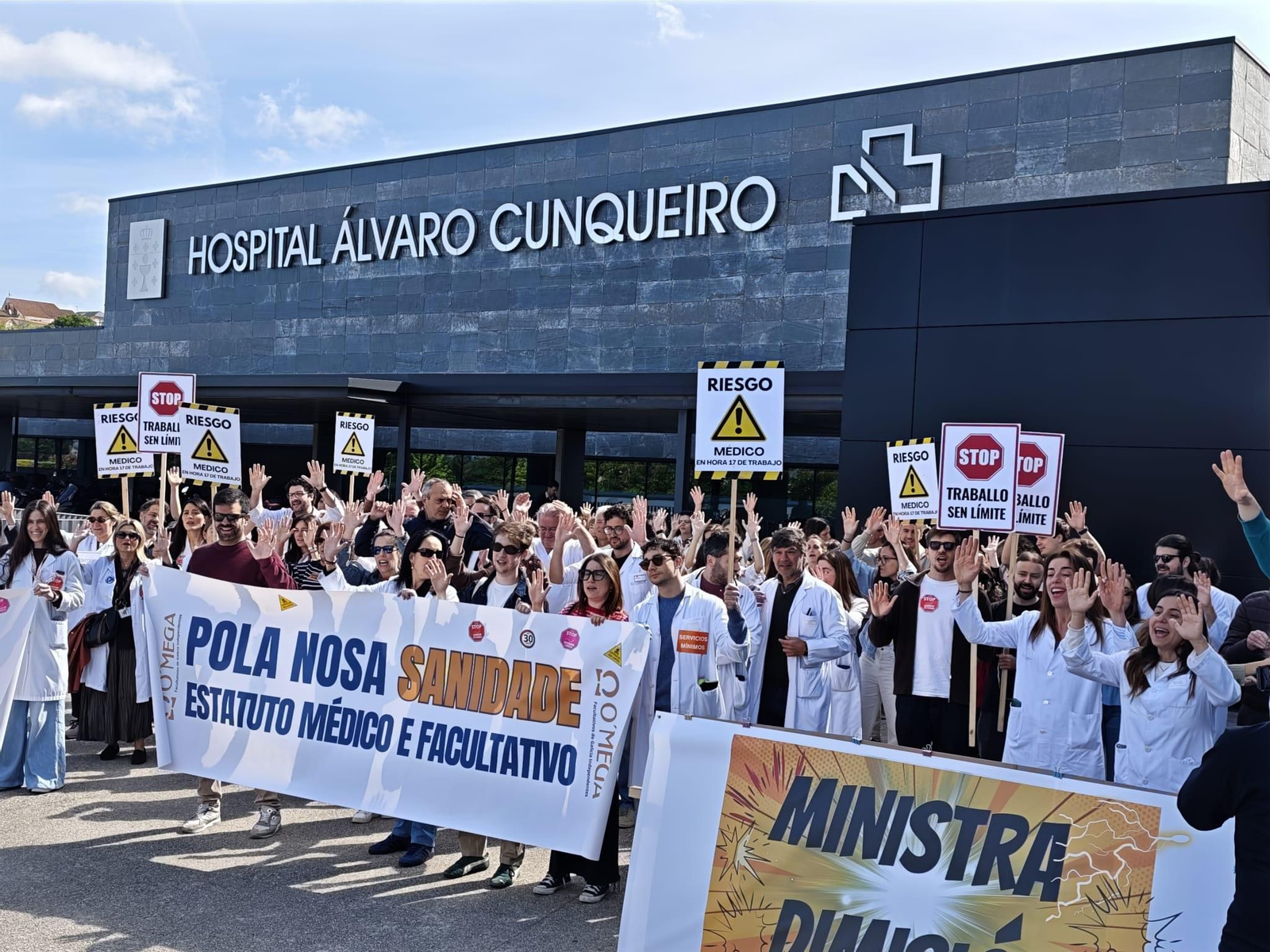 Los médicos se concentraron con pancartas a las puertas del Cunqueiro.