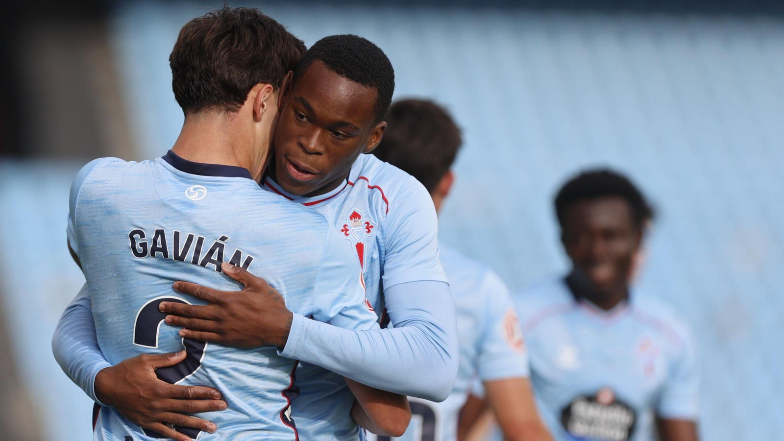 Milla abraza a Gavián, doble protagonista ayer al marcar el primer gol celeste y ser expulsado después.