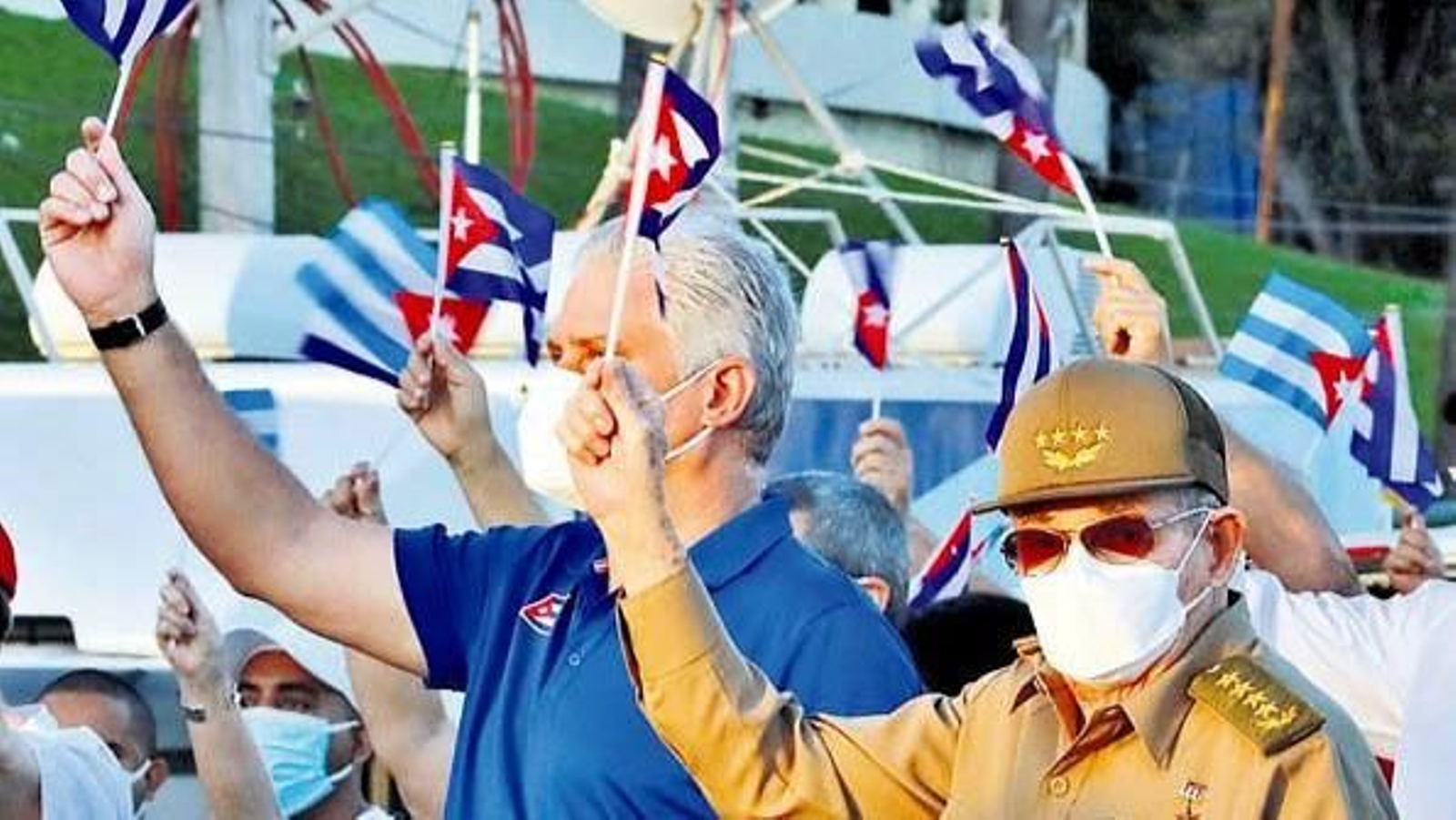 Raúl Castro con la banderita junto a su sucesor Díaz-Canel.