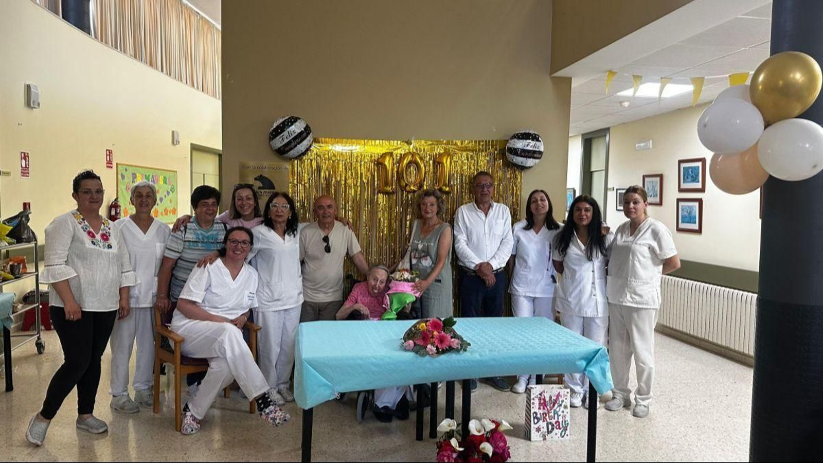 La centenaria acompañada de sus sobrinos, José Vicente Solarat y personal de la residencia.