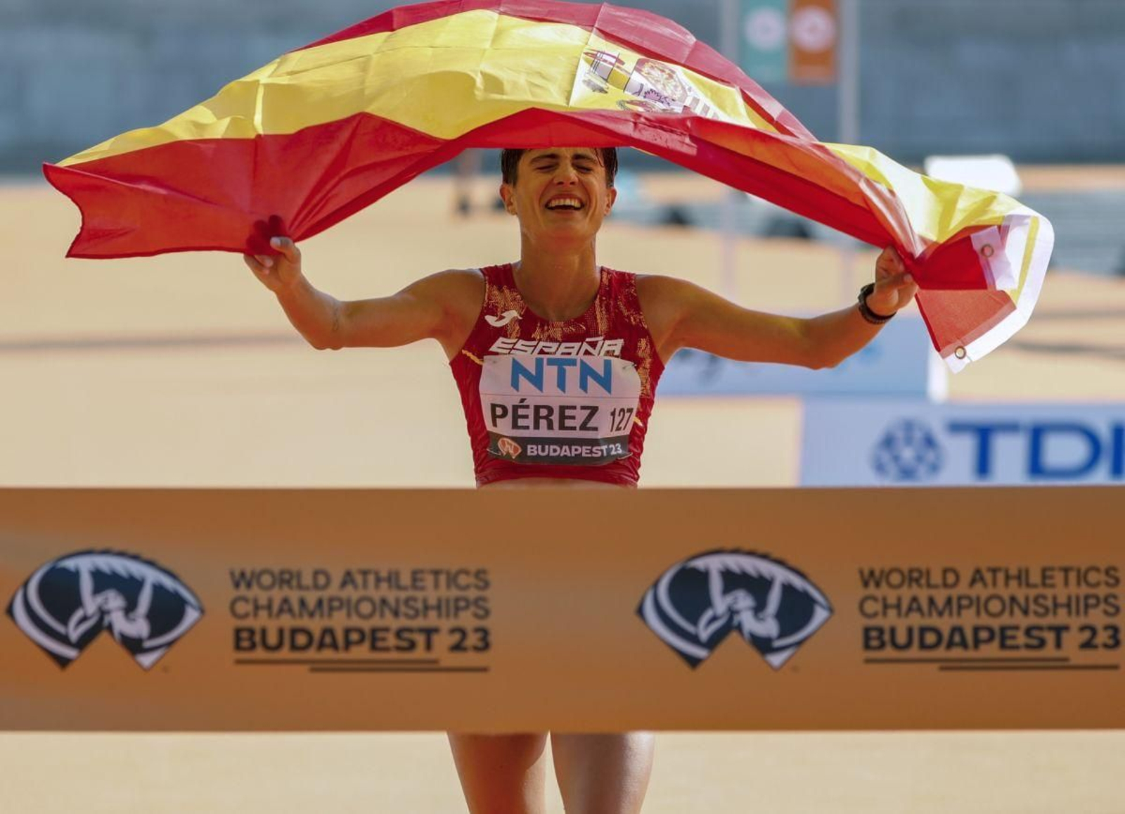 Marta Pérez entra en meta feliz y ondeando la bandera española.