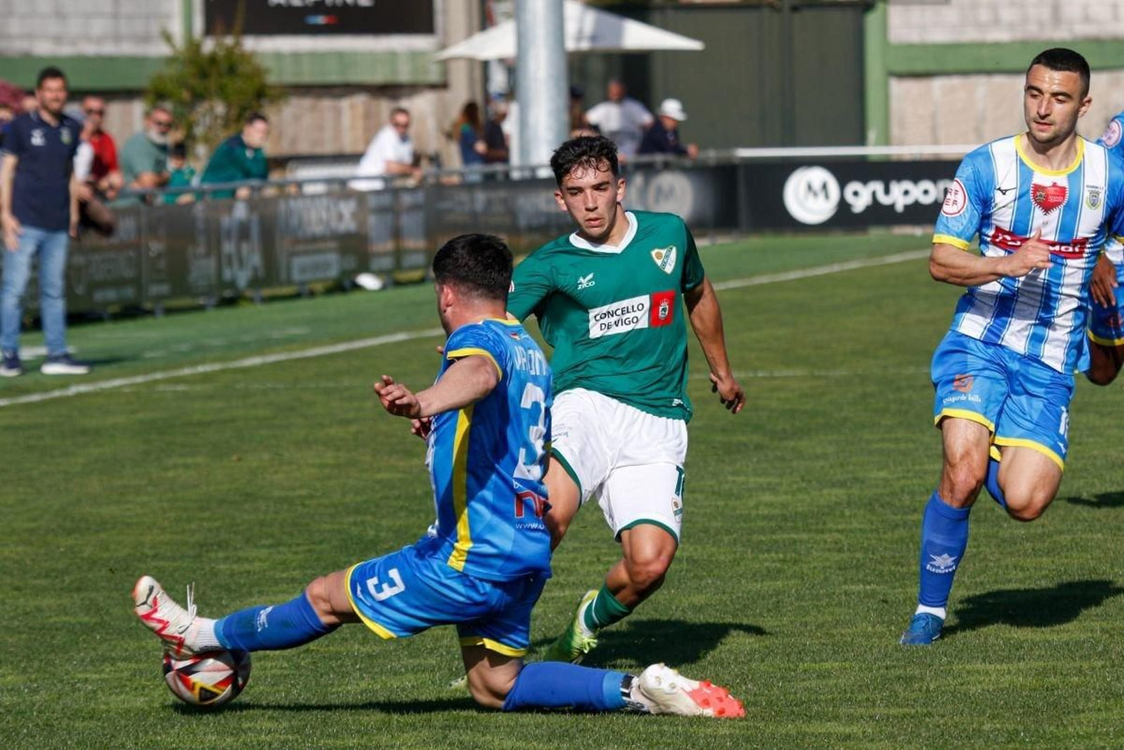 Yago Insua trata de superar a un defensa de la Arandina en el partido de ayer disputado en O Vao.