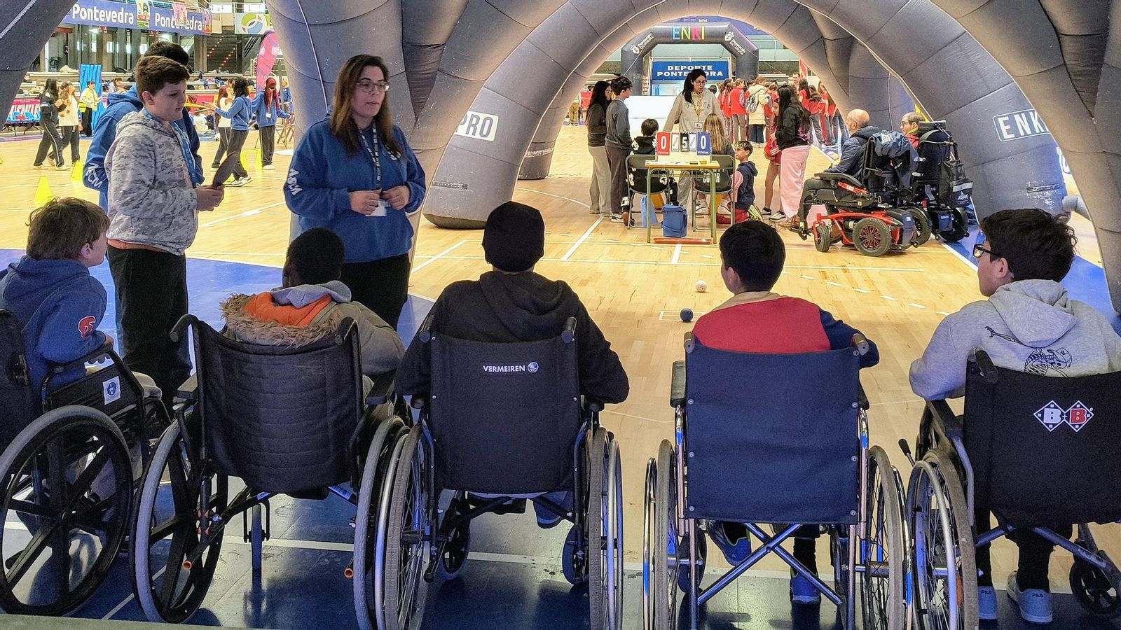 Los pequeños en otro de los juegos en silla de ruedas.