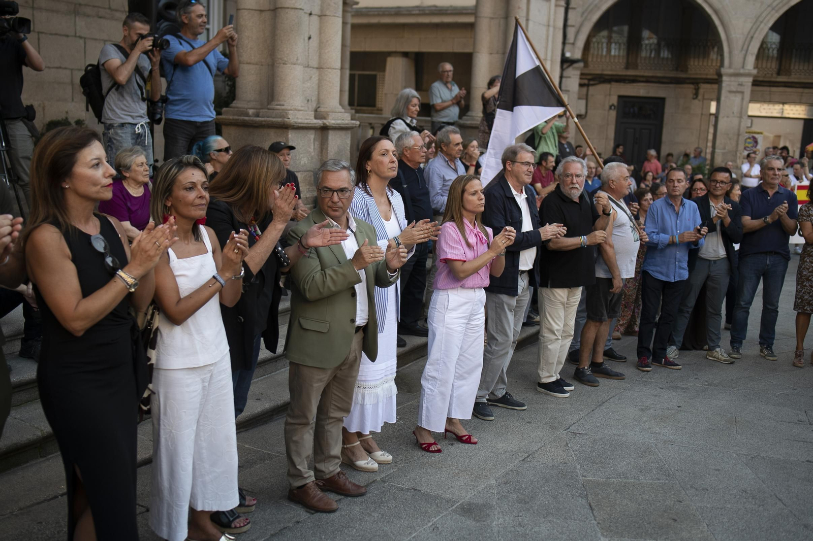 Vecinos y representantes políticos concentrados en la Praza Maior de Ourense frente al Concello durante la jornada de apoyo a Ceuta.