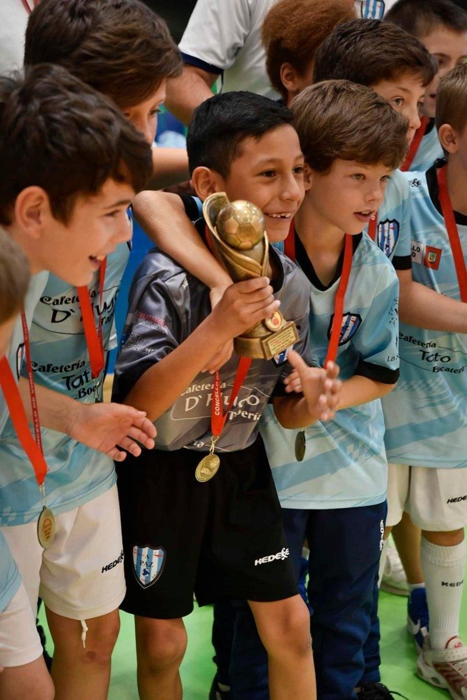 Los niños con su trofeo.