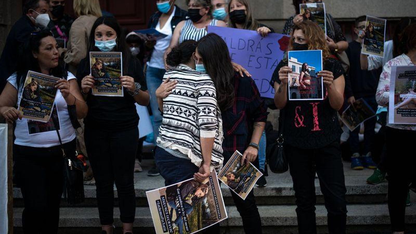 OURENSE (SUBDELEGACIÓN DO GOBERNO). 30/09/2021. OURENSE. Manifestación de familiares da víctima da nena agredida en O Carballiño. FOTO: ÓSCAR PINAL 
