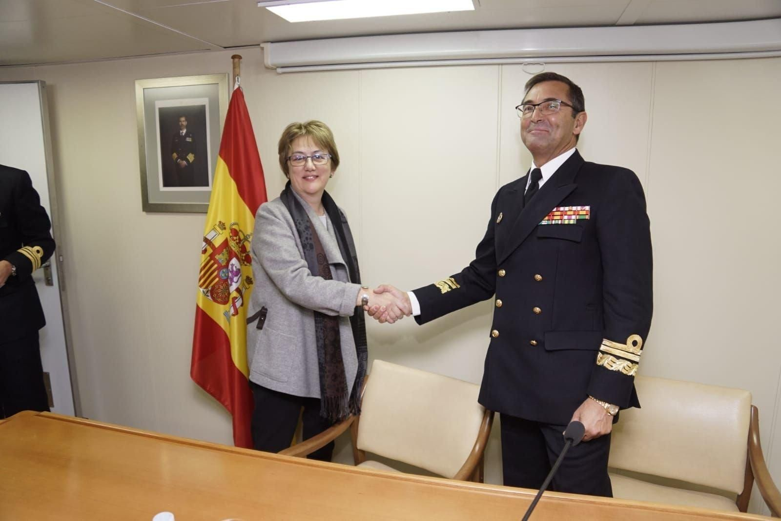 El buque-escuela, en el Muelle de Trasatlánticos, fue presentado ayer por la secretaria general de Pesca, Alicia Villauriz, y el almirante de Acción Marítima Manuel de la Puente.