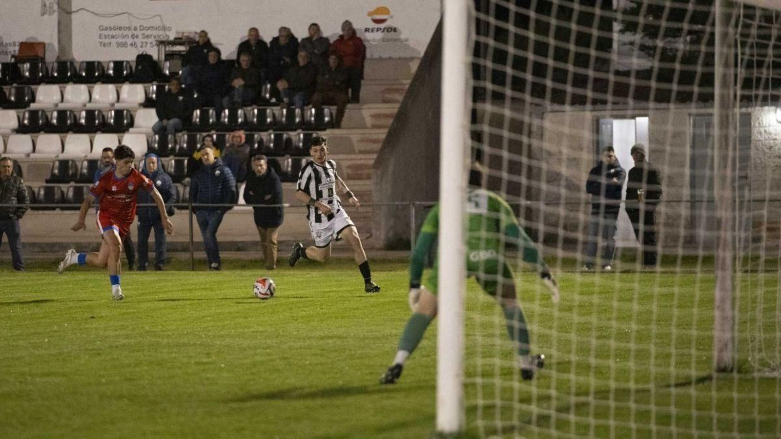 Bruno, el jugador más destacado del Celanova, atento a la internada de Tiago Teixeira.