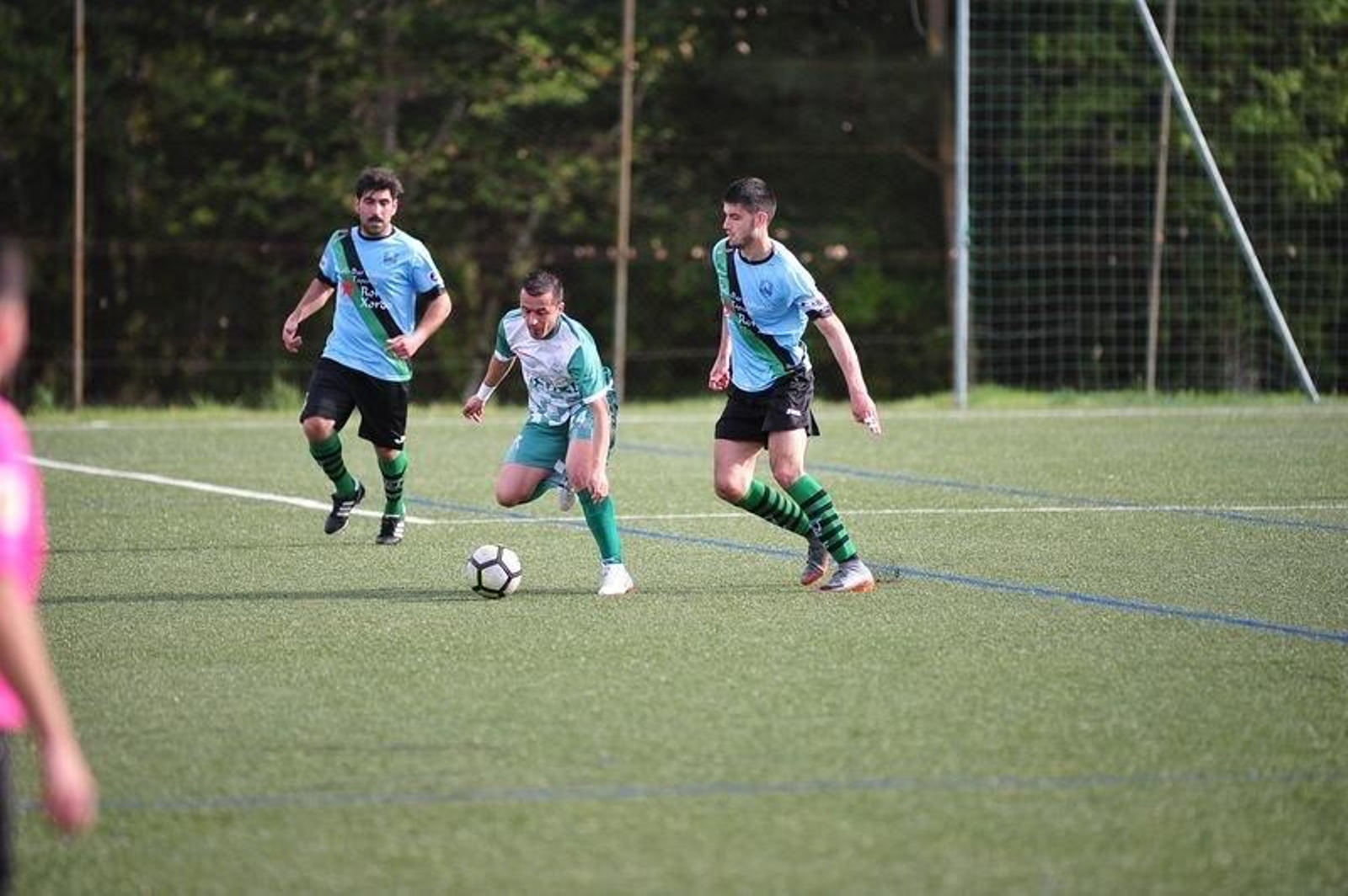 Borja, del Melias, intenta irse con el balón ante los alaricanos Rubén Macía y Chino (JOSÉ PAZ).