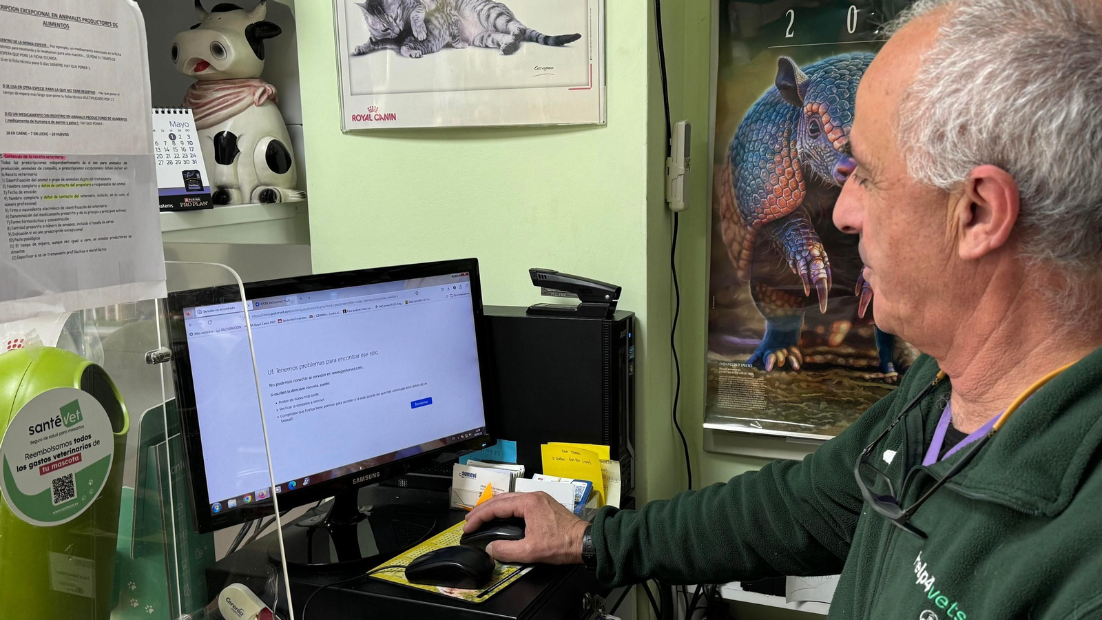Uno de los responsables de la clínica veterinaria Don Guau, con locales en Verín y Xinzo, trata de conectarse a internet.