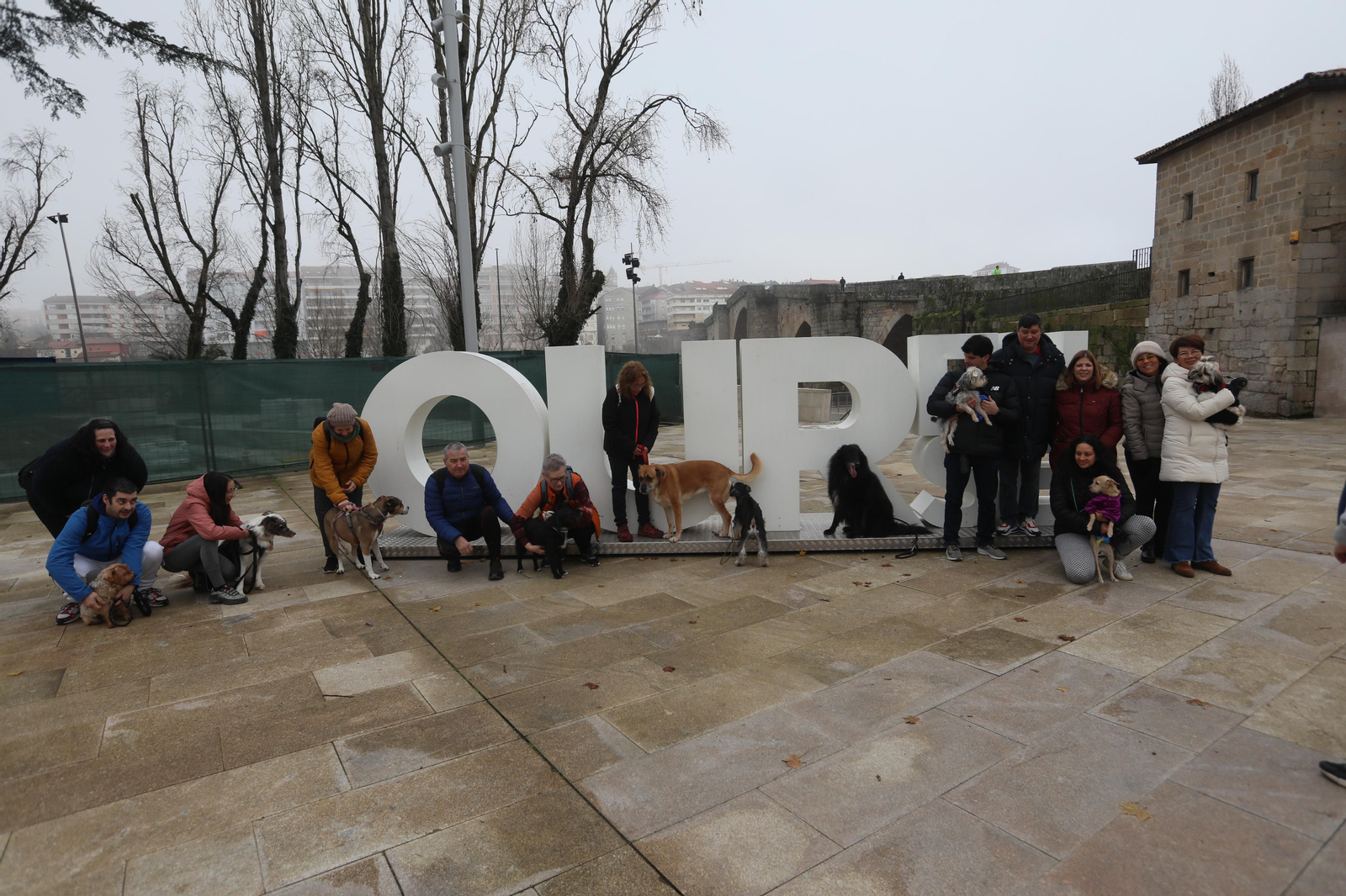 Andaina perruna por la ciudad. José Paz