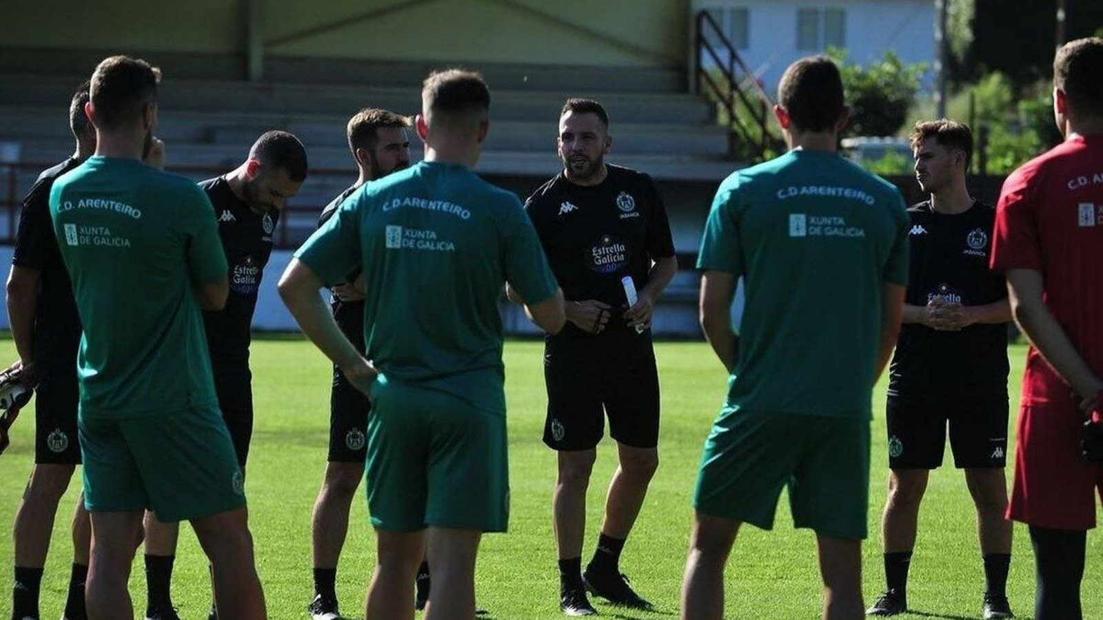 El técnico del Arenteiro, Raúl Jardiel, habla con sus jugadores durante un entrenamiento en el campo del Barbantes. Foto: José Paz.