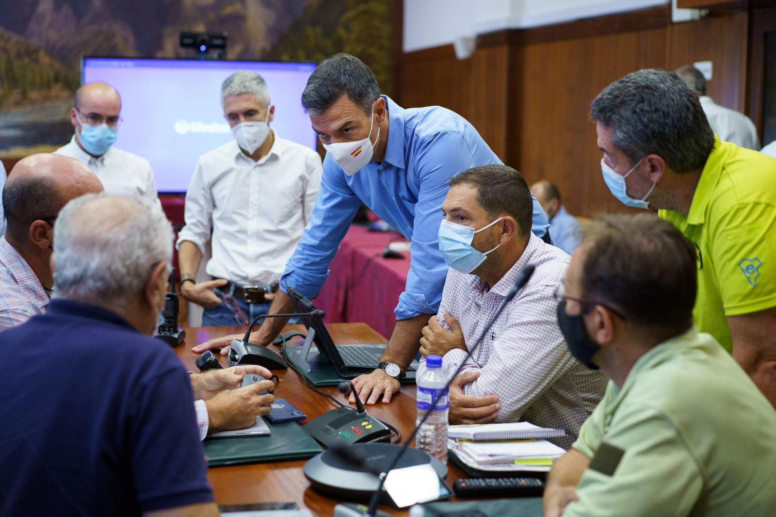 Sánchez visita La Palma y traslada el "compromiso rotundo" del Gobierno con los afectados. // EFE