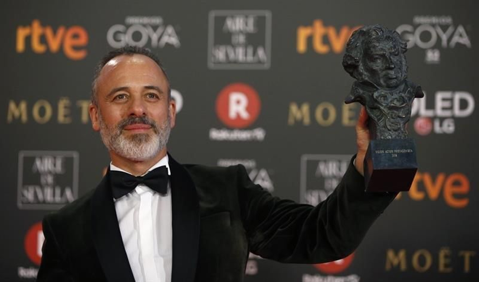 El actor Javier Gutierrez tras recibir el premio al "Mejor actor protagonista"