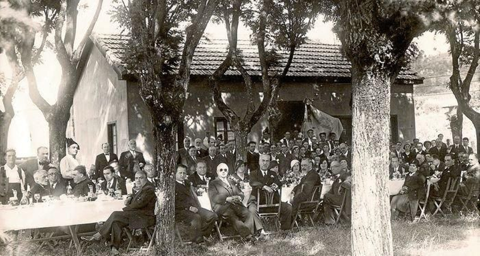 Banquete de celebración de la inauguración de la Caja de Ahorros. Se celebró en el depósito del agua de San Francisco y en él estaba lo más granado de la sociedad ourensana. (Colección Expo. Faustino Santalices.)
