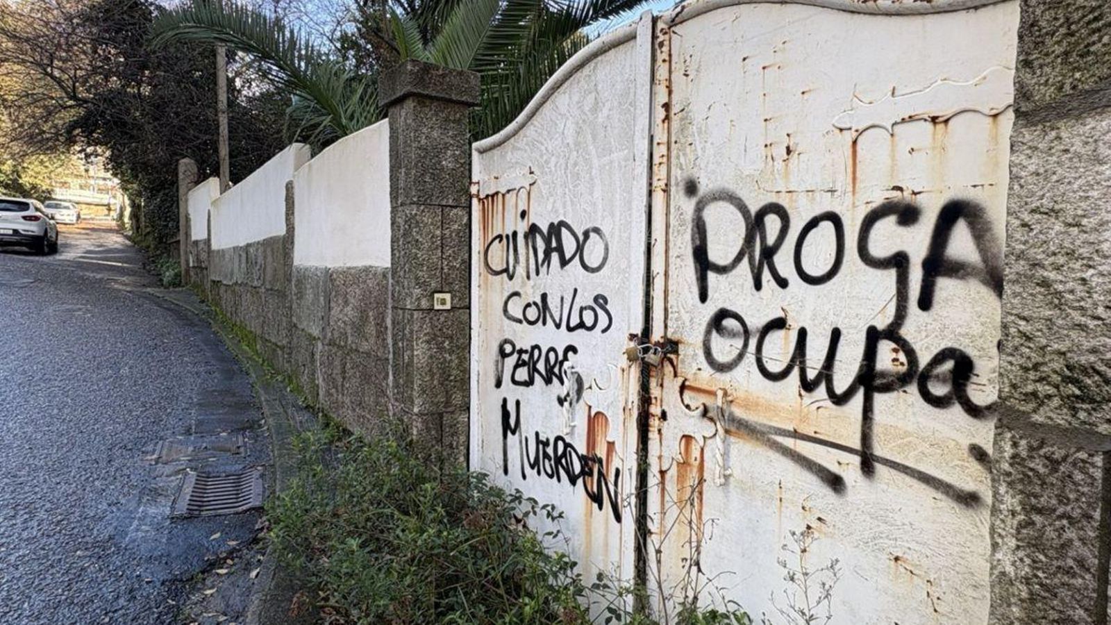 Pintadas en la verja de una de las casas tapiadas que no ha sido okupada.