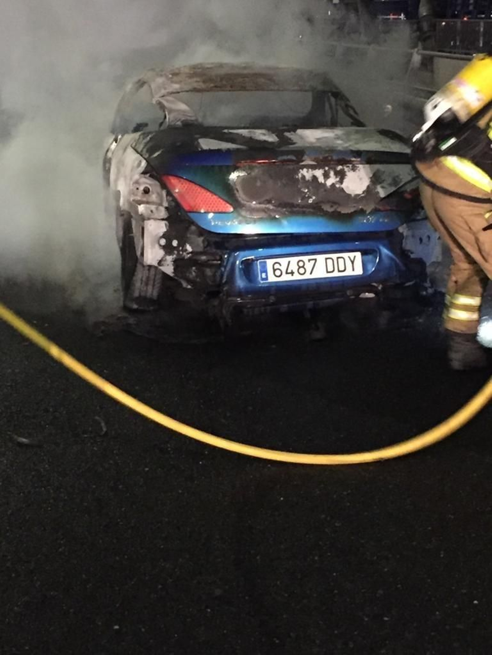 Arde un coche en el medio del puente de Rande // Alberte
