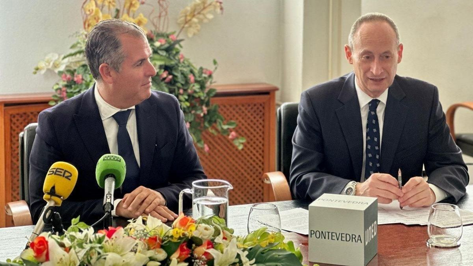 Rafael Domínguez, con el director de la UNED Pontevedra Victor Manuel González.