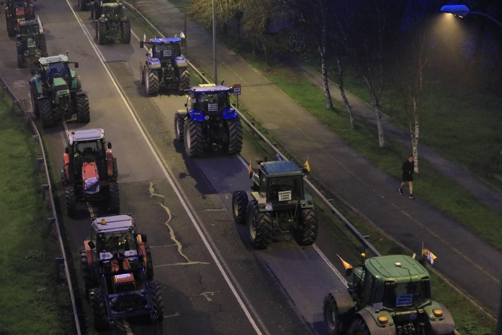 Galería | Largas hileras de tractores bloquean la N-120 en Ourense, en el cuarto fin de semana de protestas