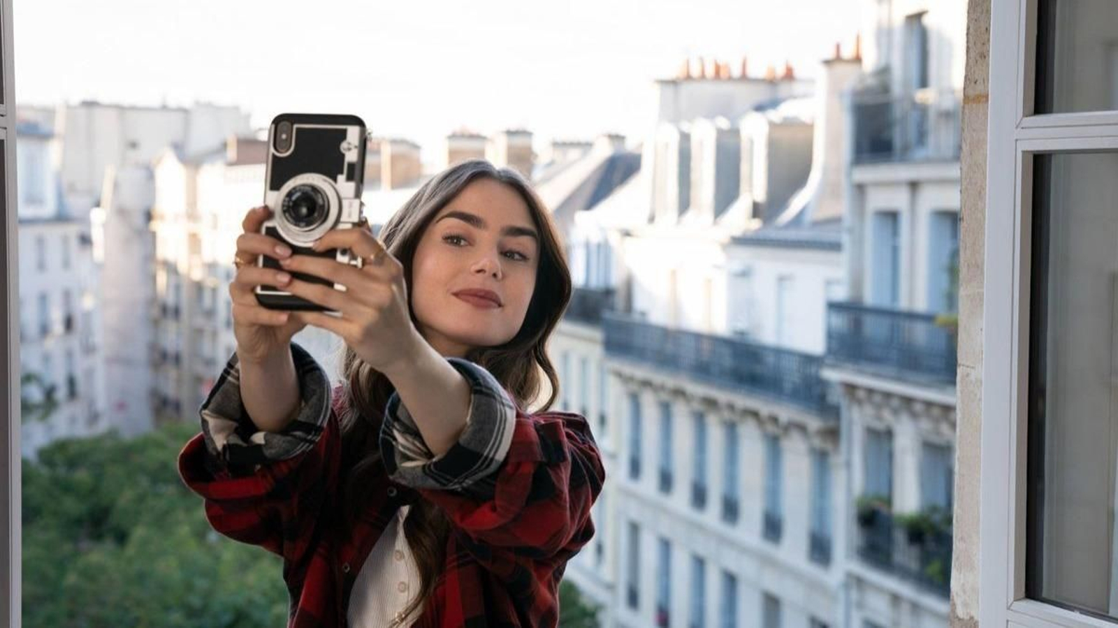 Un fotograma de 'Emily in Paris'. // Netflix